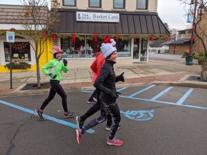 Andi & Zach Ripley of atozrunn.com don Santa hats on their run together. 