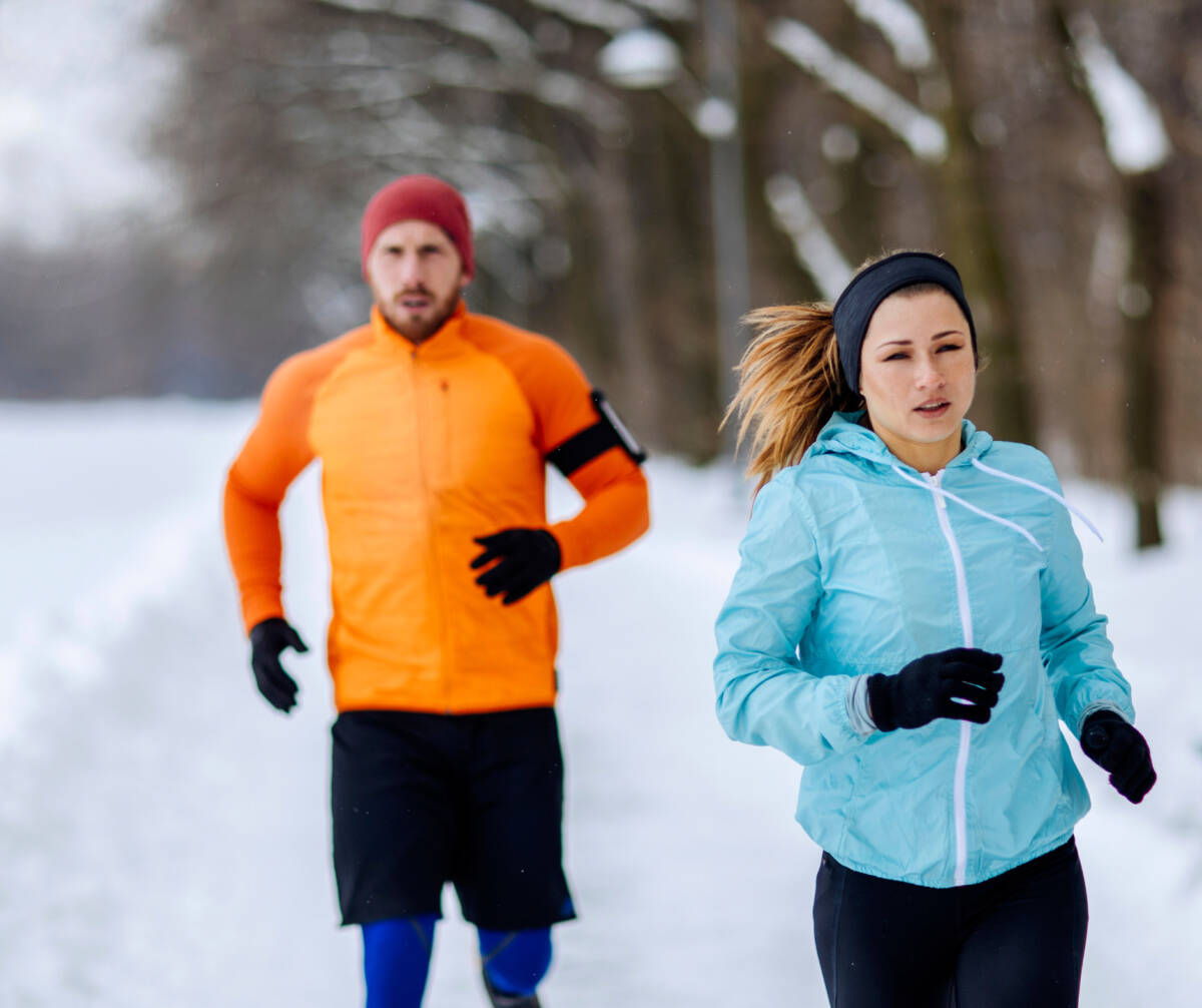 how to breathe while running in cold air--couple running in the snow