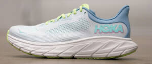 Hoka Arahi 7 in gray and blue